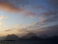 Nächtliche Lichtstimmung über den Bergen - Lofoten